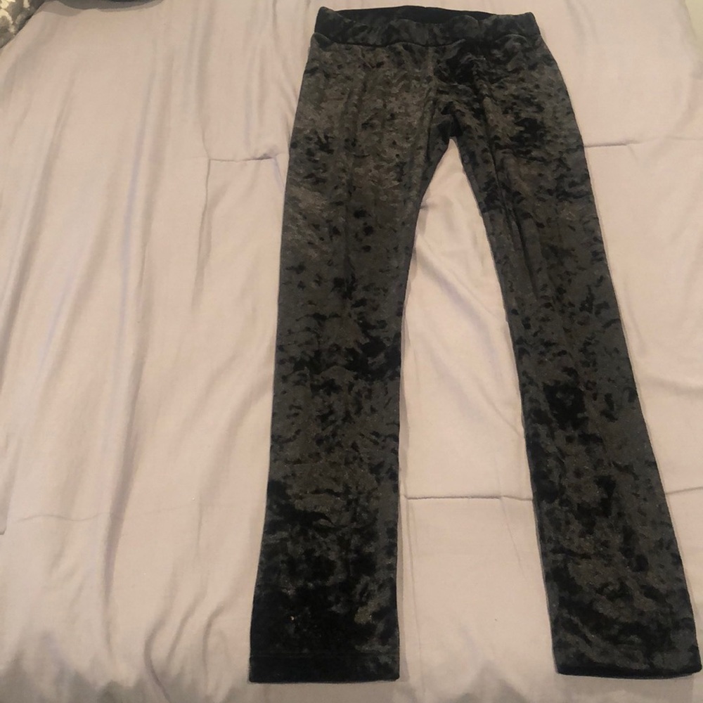 This is a small sized black leggings from H&M